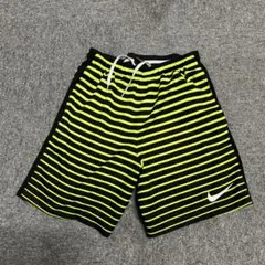 Nike ストライプショートパンツ 黒と蛍光イエロー