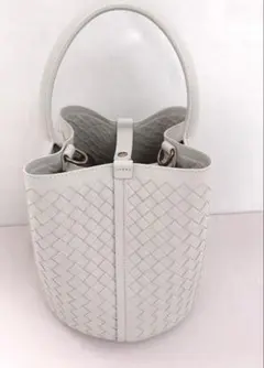 美品 キューブバッグ 本革 ホワイト系 ゴールド金具 - メルカリ