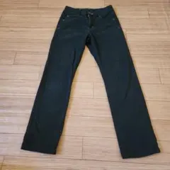 黒のシンプルロングパンツ