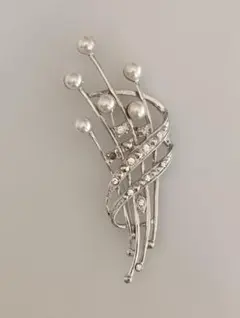 エレガントなパールとクリスタルのブローチ