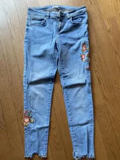 ZARA刺繍入りライトブルースキニーデニム