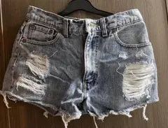 Levi's ダメージ加工ショートパンツ