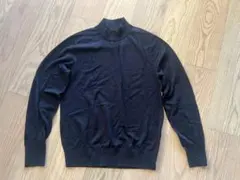 黒の長袖カットソー