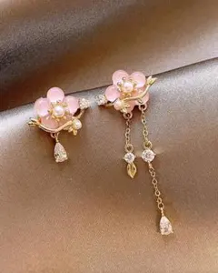 ピンク花モチーフのエレガントピアス