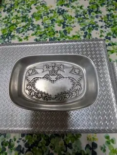 ハートと鳥の彫刻金属トレイ