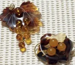 鼈甲色　琥珀色　縁起物葡萄　花2点ブローチ年代物レトロビンテージvintage