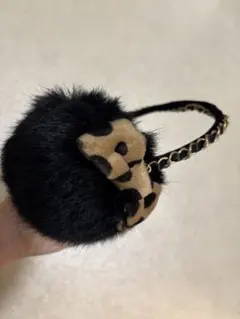ファー耳あて 黒 ヒョウ柄リボン付き