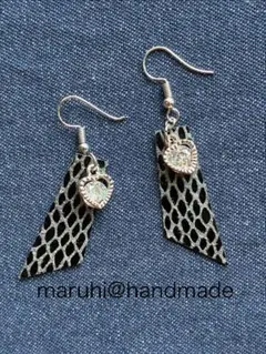 パイソン柄チャーム✨ハートビーズ＊シルバー✨ピアス/イヤリング