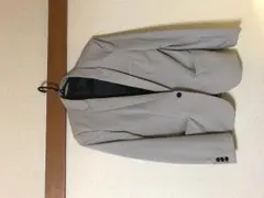 グレーのスーツジャケット