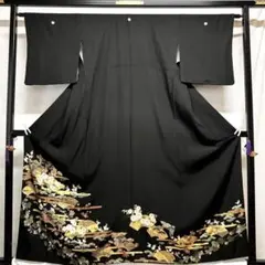 【850】金彩•金駒刺繍 華紋唐草柄 黒留袖 850】金彩•金駒刺繍 華紋唐草柄 黒留袖 - メルカリ