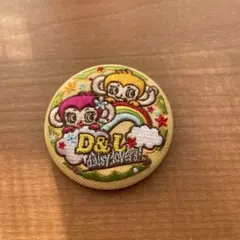 ナルミヤキャラクターズ 刺繍缶バッジビスケット デイジーラバーズ
