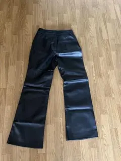 レディース　GU レザーフレアパンツ　sサイズ