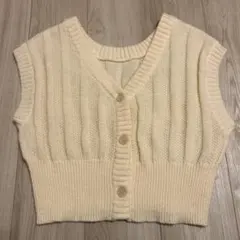 クリーム色ニットベスト ボタン付き