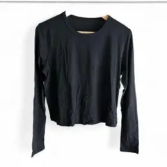 黒クロップド丈長袖Tシャツ スタイリッシュな短丈レディース