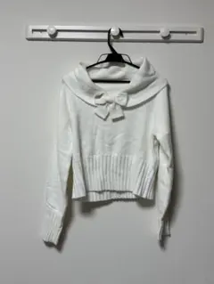 ボウタイ付きホワイト長袖ニット