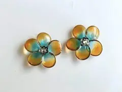 日の入り色の花　レジンのハンドメイドピアス