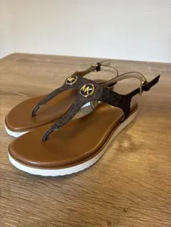 Michael Kors MKロゴ トングサンダル ブラウン　24.0センチ相当のサムネイル