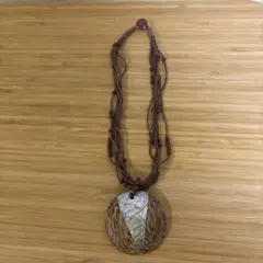 貝殻と木材の円形ペンダントネックレス