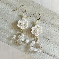 純白花✿パールビーズ揺れるピアス/イヤリング つまみ細工