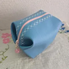 ハンドメイド 刺繍キャラメルポーチ マルチポーチ ブルー ピンク 合成皮革