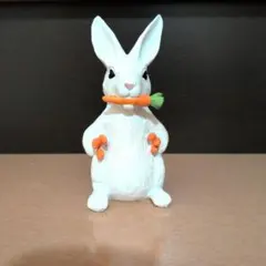 ウサギの置物 人参持ち インテリア小物