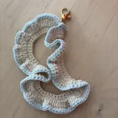 フリルデザインのハンドストラップ