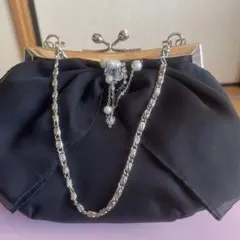 ビーズ装飾の黒いクラッチバッグ