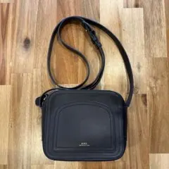 A.P.C. ブラックレザーショルダーバッグのサムネイル