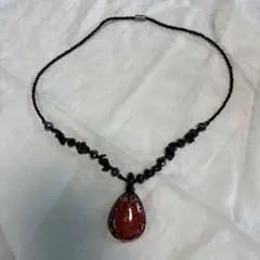 花デザインの黒赤ビーズネックレス
