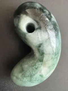 【週末セール】糸魚川翡翠　勾玉 週末までのセール】糸魚川翡翠 勾玉 入りコン沢ブルー 勾玉