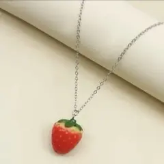 いちごチャームペンダント　苺　シルバーネックレス
