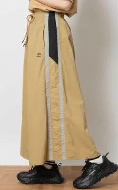 umbro ナイロンマキシスカート Lサイズ　ベージュ