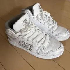【お値下げしました】DC SHOES ハイカットスニーカー ホワイトペイズリー柄のサムネイル