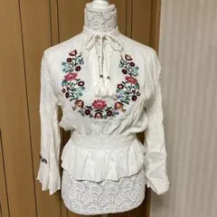刺繍タッセル付きホワイト長袖トップスのサムネイル