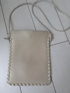 ホワイトレザー サコッシュ 編み込みデザイン
