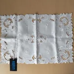 【未使用品】ホワイト刺繍テーブルセンター