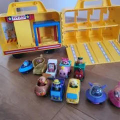 じ*ん様 アンパンマン お出かけミニカーバス おもちゃ GOGOミニカーセット