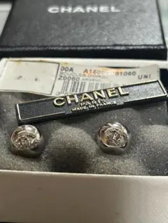 CHANEL ロゴ入りボール型ピアス