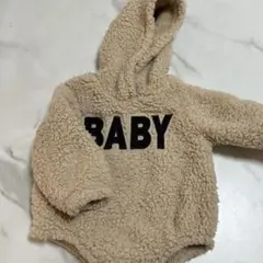 フード付きベージュボアロンパース