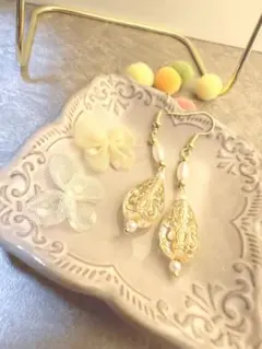 ゴールドのドロップ型ピアス