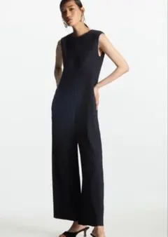 COS プリーツ付きワイドレッグジャンプスーツ