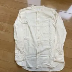 クリーム色 ボタン付き 長袖シャツ