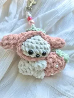 み*み様 いちごフードをかぶった うさぎのあみぐるみキーホルダー