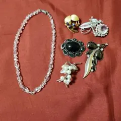 ブローチ・コサージュとクリスタルネックレスセット