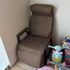 ブラウン リクライニングチェア ヘッドレスト付き