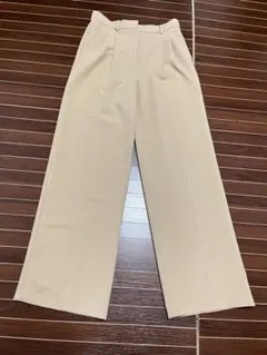 ベージュ ワイドパンツ