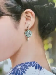 梅結びとガラスパールのノンホールピアス　水引　ライトブルー（ラメ）×ホワイト