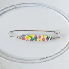 カラフルな花模様ビーズのブローチ　ビーズステッチ　匿名配送　No.785