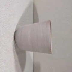 円錐形の淡いベージュ陶器