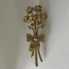花束とリボンのブローチ